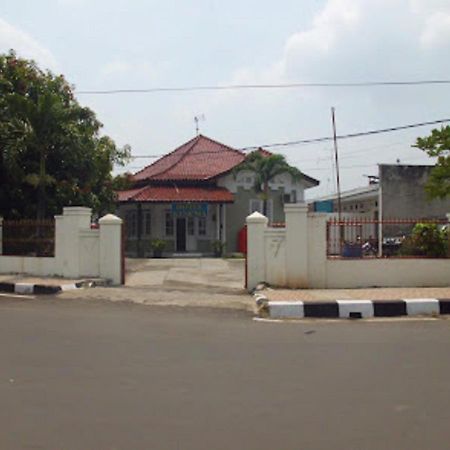 Oyo 90865 Hotel Kusuma Purwakarta Karawang Exterior foto